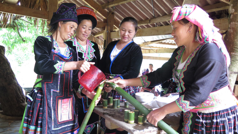 Rượu của người dân bản Sin Suối Hồ được đong bằng ống tre, nứa, mang đậm bản sắc người dân tộc Mông vùng cao. (Ảnh: Việt Hoàng/TTXVN)
