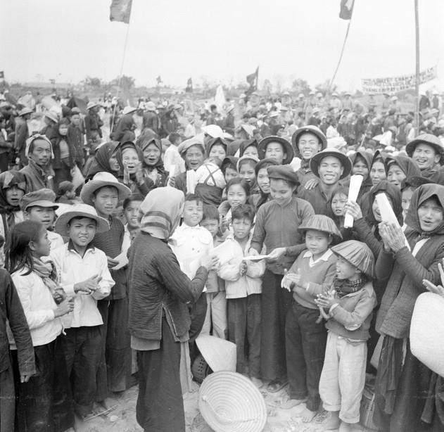 Nông dân xã Trung Kính, huyện Từ Liêm, ngoại thành Hà Nội hân hoan đón giấy chứng nhận quyền sở hữu ruộng đất trong cuộc mit tinh mừng thắng lợi cải cách ruộng đất (22/1/1956). (Nguồn: TTXVN)