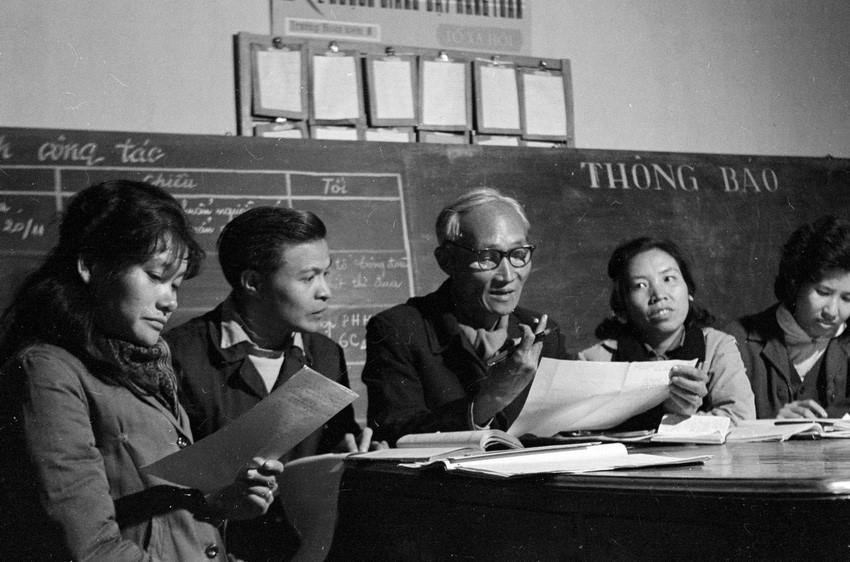 Giáo viên trường Cấp II Hoàn Kiếm, Hà Nội trao đổi kinh nghiệm soạn bài giảng, nhằm không ngừng nâng cao trình độ, góp phần nâng cao chất lượng giảng dạy. (Ảnh: Văn Hiền/TTXVN)