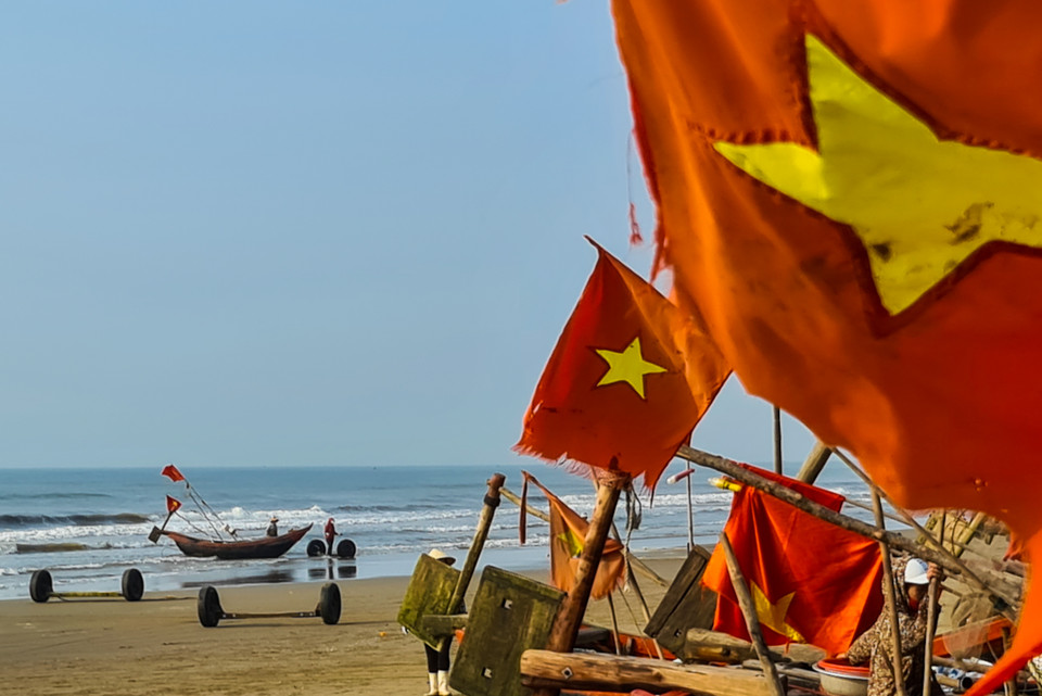 Những chiếc thuyền hoàn thành nhiệm vụ sau một đêm lăn lộn ngoài biển. (Nguồn: Vietnam+)