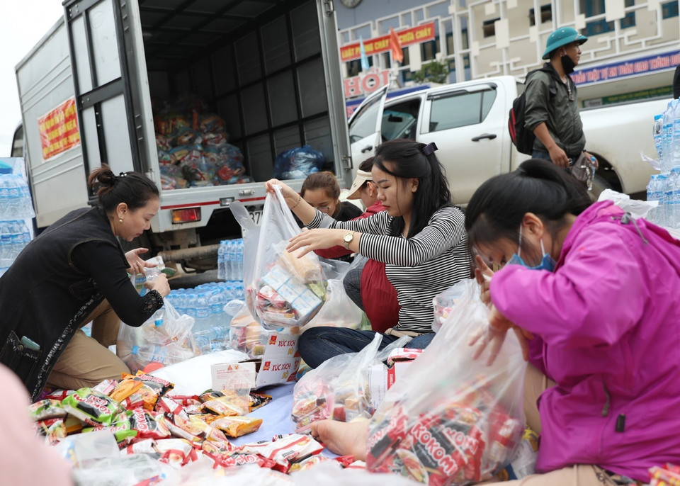 Chuyến hàng cứu trợ của trường Mầm non Thanh Xuân - Hội phụ huynh thị xã Hoàng Mai (Nghệ An) được vận chuyển bằng tàu hỏa đến ga Đồng Hới (Quảng Bình) và nhanh chóng chuyển lên ô tô để đưa đến người dân vùng lũ. (Ảnh: Danh Lam/TTXVN)