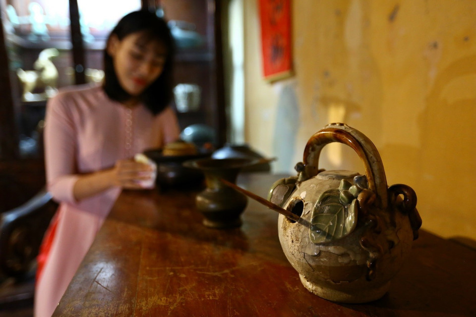 Bộ điếu bát, ấm chén uống trà được lưu giữ. (Nguồn: TTXVN)