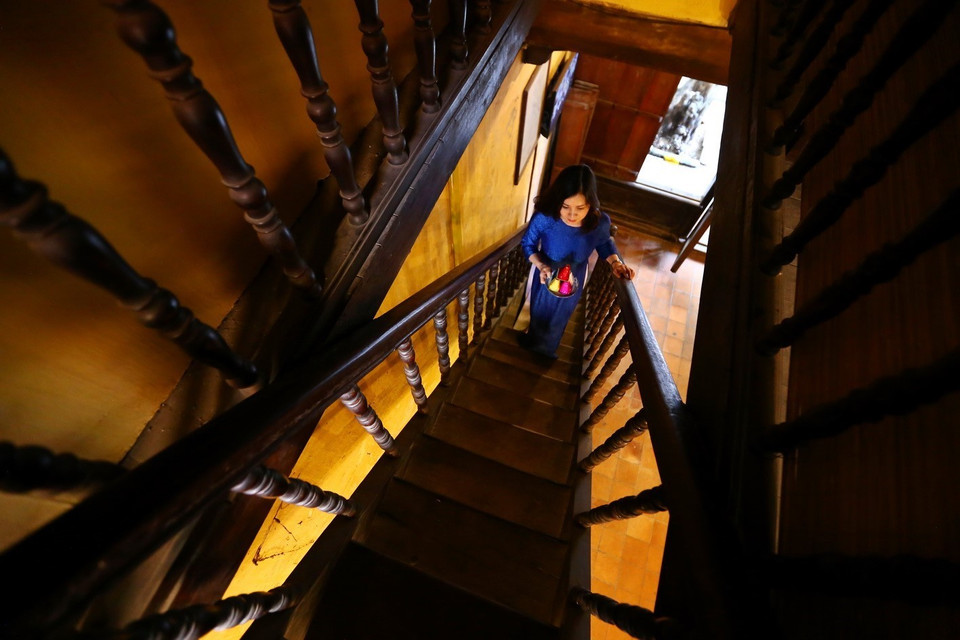 Cầu thang lên gác trên nghiêng 70 đến 75 độ là nét kiến trúc đặc sắc của người Hà Nội xưa. (Nguồn: TTXVN)