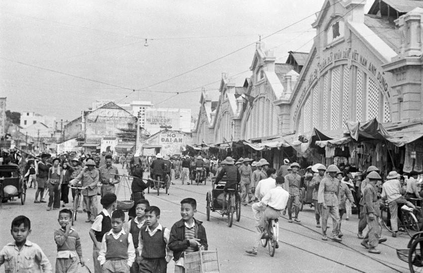 Chợ Đồng Xuân đông đúc người mua bán sau ngày giải phóng, năm 1954. (Nguồn: TTXVN)