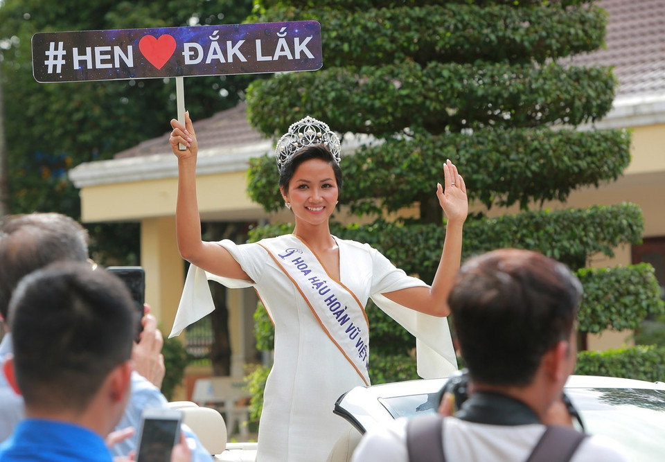 H’hen Niê, dân tộc Ê Đê (Đắk Lắk) đăng quang Hoa hậu Hoàn vũ Việt Nam năm 2017, Top 5 người đẹp vĩnh hằng Thế giới. (Nguồn: TTXVN)