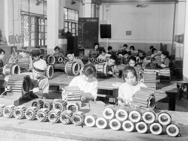 Trong các nhà máy, xí nghiệp, công trường có phong trào “nhận thêm việc, làm thêm giờ, thay cho người đi chiến đấu”, phát triển rất sôi nổi. Trong ảnh: Nhà máy Chế tạo điện cơ Hà Nội thường xuyên hoàn thành vượt mức kế hoạch sản xuất các loại mô tơ, xe tải điện (1970). (Ảnh: Quang Thành/TTXVN)