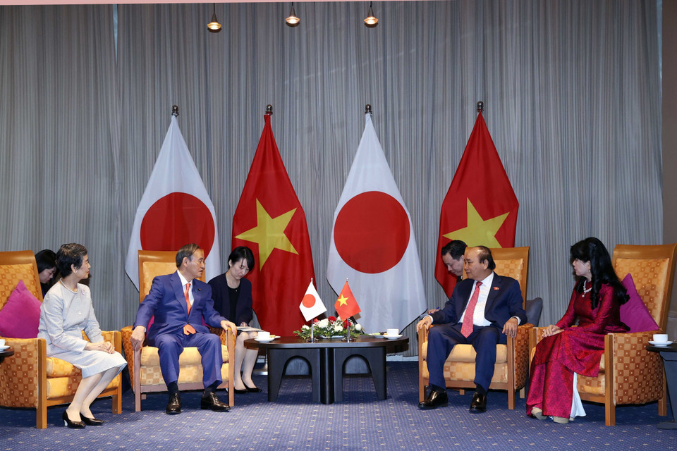 Thủ tướng Nguyễn Xuân Phúc và Phu nhân gặp gỡ Thủ tướng Nhật Bản Suga Yoshihide và Phu nhân. (Ảnh: Thống Nhất/TTXVN)