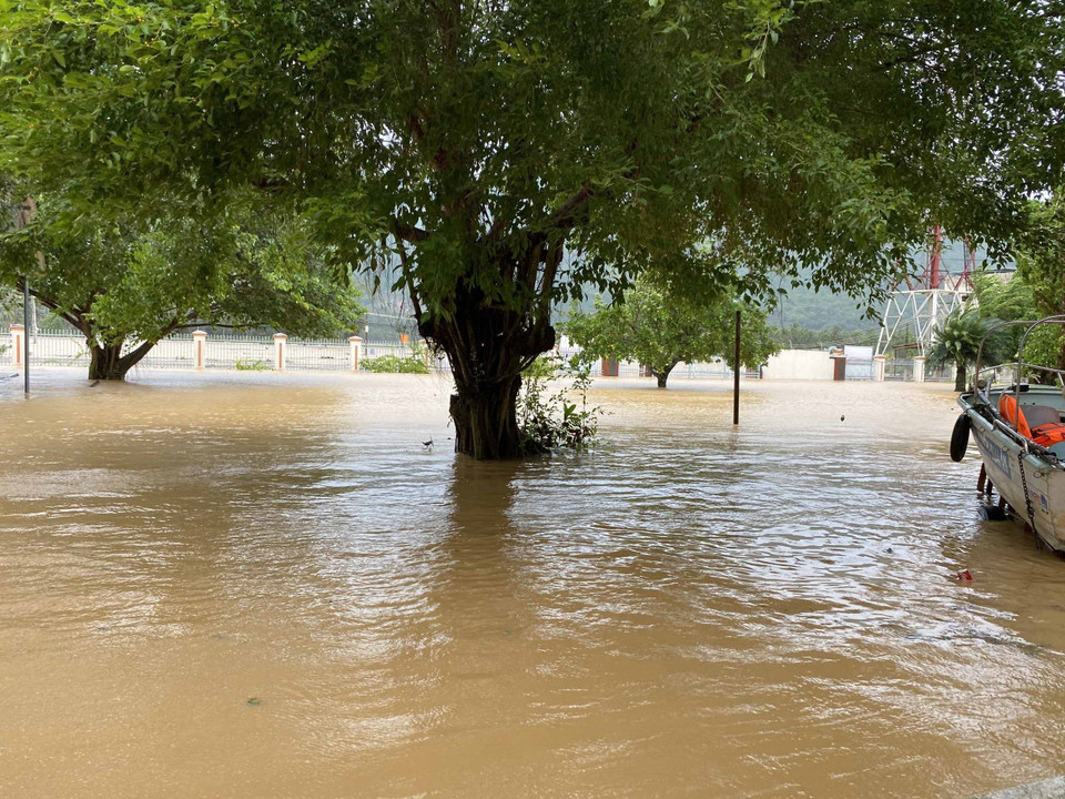 Nước lũ đổ về bất ngờ gây ngập hàng loạt địa phương, nhà dân và chia cắt các địa phương tại huyện Hoài Ân. (Ảnh: Phạm Kha/TTXVN)
