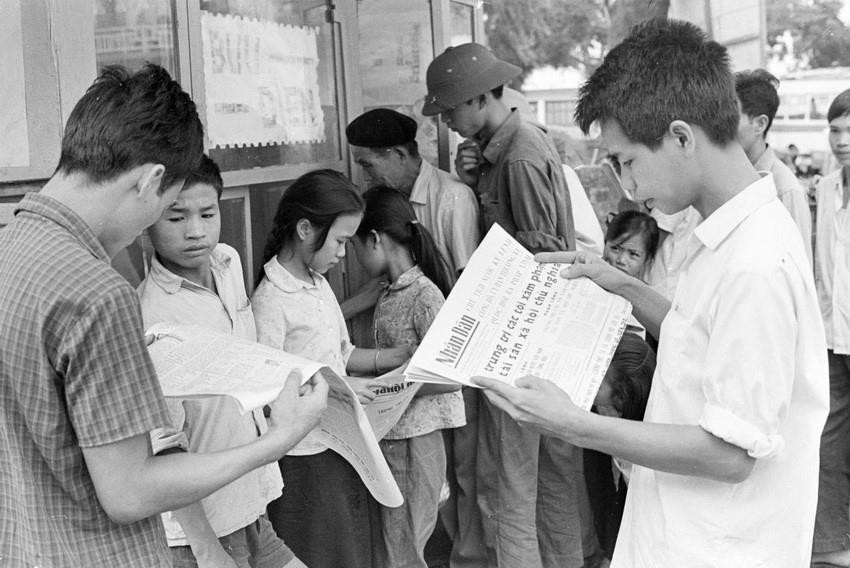 Nhân dân Thủ đô tìm đọc những số báo ở quầy báo Bờ Hồ đăng toàn văn Pháp lệnh của Nhà nước về trừng trị tội xâm phạm tài sản xã hội chủ nghĩa và tài sản của công dân (tháng 1/1970). (Ảnh: Gia Lễ/TTXVN)