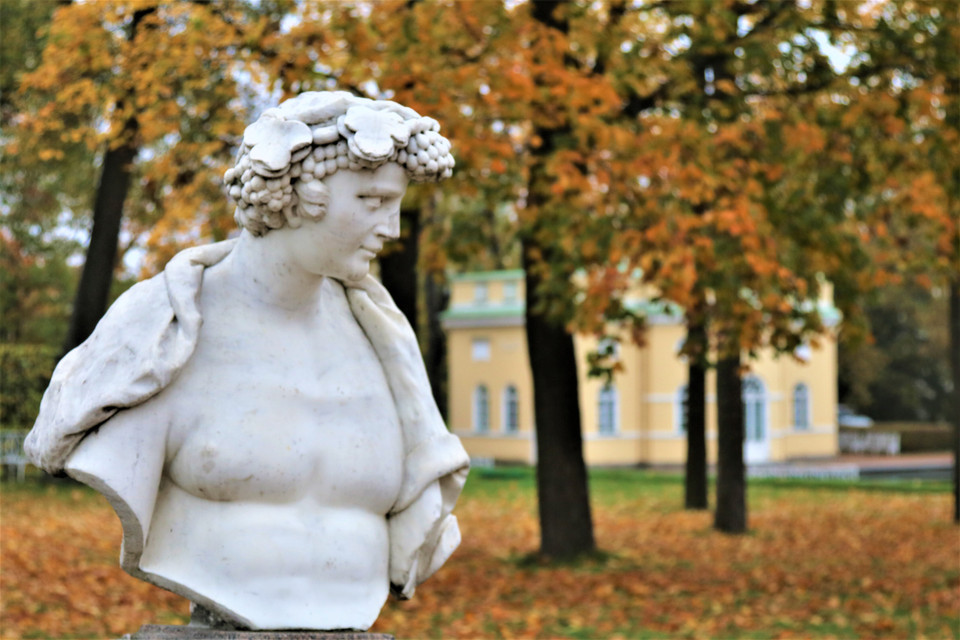 Một bức tượng trong Cung Ekaterina trong sắc thu vàng. (Ảnh: Duy Trinh/TTXVN)