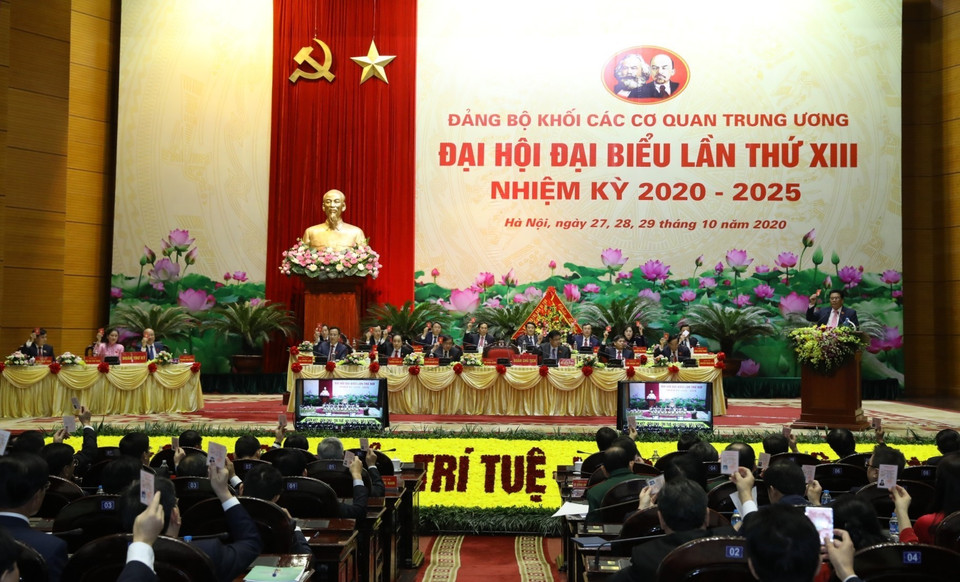 Các đại biểu biểu quyết thông qua giới thiệu của Đại hội đối với nhân sự Bí thư Đảng ủy Khối các cơ quan Trung ương lần thứ XIII, nhiệm kỳ 2020-2025. (Ảnh: Văn Điệp/TTXVN)