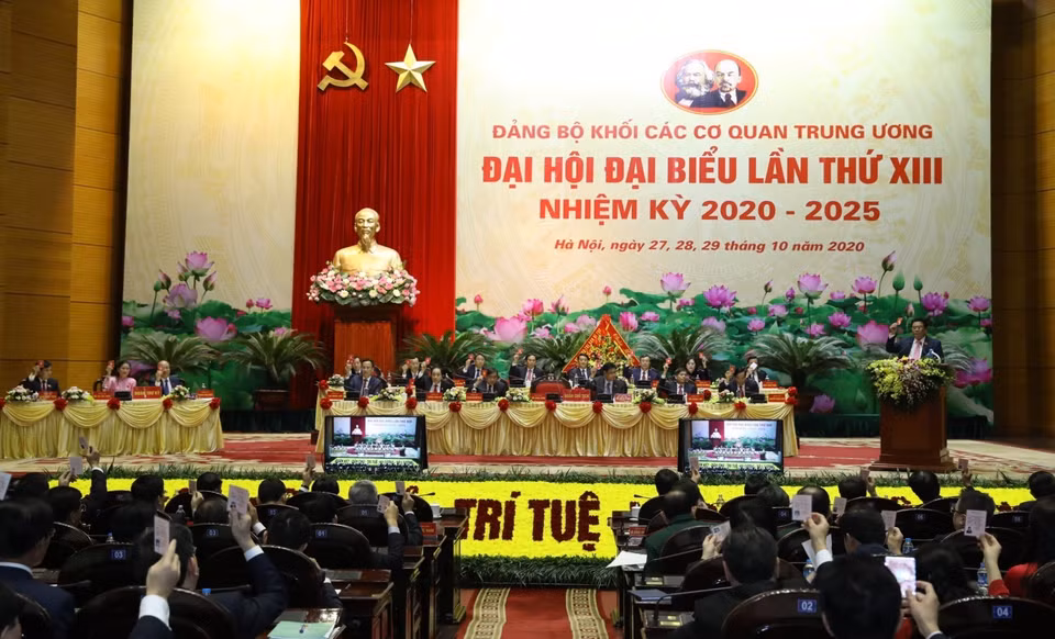 Các đại biểu biểu quyết thông qua giới thiệu của Đại hội đối với nhân sự Bí thư Đảng ủy Khối các cơ quan Trung ương lần thứ XIII, nhiệm kỳ 2020-2025. (Ảnh: Văn Điệp/TTXVN)