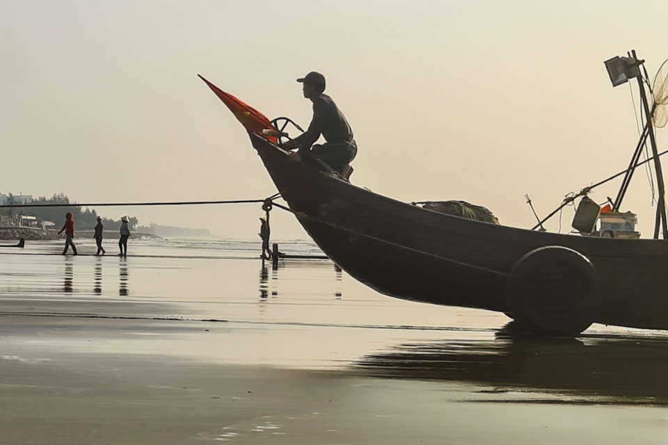 Những chiếc thuyền hoàn thành nhiệm vụ sau một đêm lăn lộn ngoài biển. (Nguồn: Vietnam+)