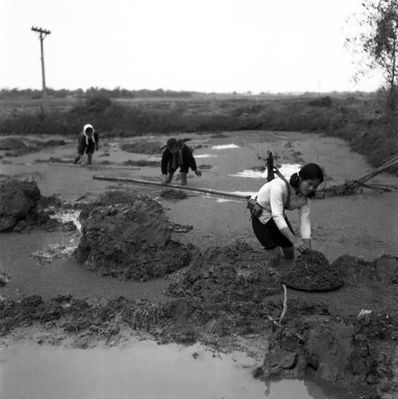 Vừa sản xuất, vừa chiến đấu với tâm nguyện hết lòng, hết sức vì miền Nam, phong trào “Ba đảm đang” của phụ nữ Thủ đô có nhiều đóng góp lớn. Trong ảnh: Trong những ngày máy bay Mỹ ném bom đánh phá Hà Nội cuối tháng 12/1972, xã viên Hợp tác xã Uy Nỗ, huyện Đông Anh vẫn kiên cường bám làng, bám đồng ruộng để làm tốt công tác trật tự trị an, giải quyết hậu quả do bom Mỹ gây ra, tích cực sản xuất, ổn định đời sống. (Ảnh: Ngọc Quán/TTXVN)