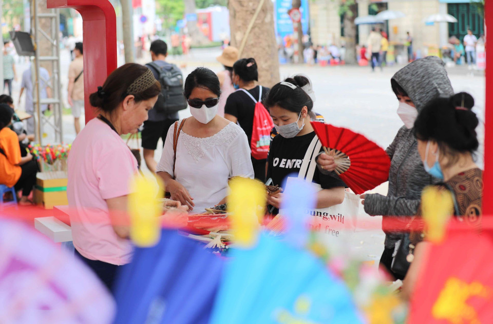 Phát triển các sản phẩm quà lưu niệm du lịch đặc trưng của Thủ đô góp phần xây dựng thương hiệu quà tặng cho du lịch Hà Nội. (Ảnh: Thanh Tùng/TTXVN)