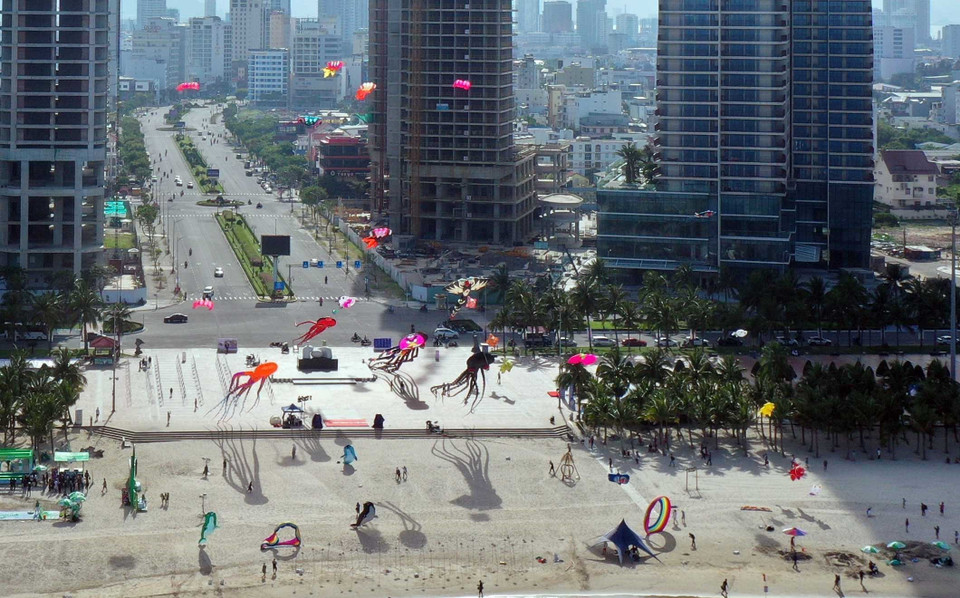 Từ ngày 29/4 đến 1/5, Chương trình thả diều nghệ thuật Danang Fly nhằm tạo không gian tham quan, vui chơi giải trí, chụp ảnh cho người dân và du khách trong dịp lễ năm nay. (Ảnh: Trần Lê Lâm/TTXVN)