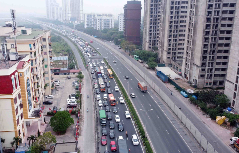 Ùn tắc kéo dài tại Quốc lộ 1A đoạn giao với cao tốc Pháp Vân-Cầu Giẽ. (Ảnh: Phạm Kiên/TTXVN)