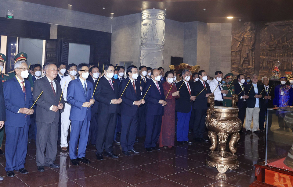 Chủ tịch nước Nguyễn Xuân Phúc và các vị lãnh đạo, nguyên lãnh đạo Đảng, Nhà nước dâng hương tại Lễ khánh thành Đền thờ Vua Hùng ở thành phố Cần Thơ. (Ảnh: Thống Nhất/TTXVN)