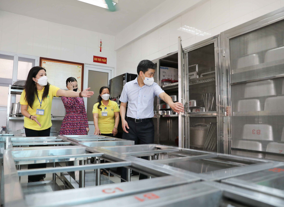 Sáng 11/4/2022, đoàn công tác của quận Hoàn Kiếm đã đến kiểm tra việc chuẩn bị đón học sinh đến trường tại 3 trường Mầm non chất lượng cao 20/10, trường Mẫu giáo Mầm non A, Mầm non Quang Trung. (Ảnh: Thanh Tùng/TTXVN)