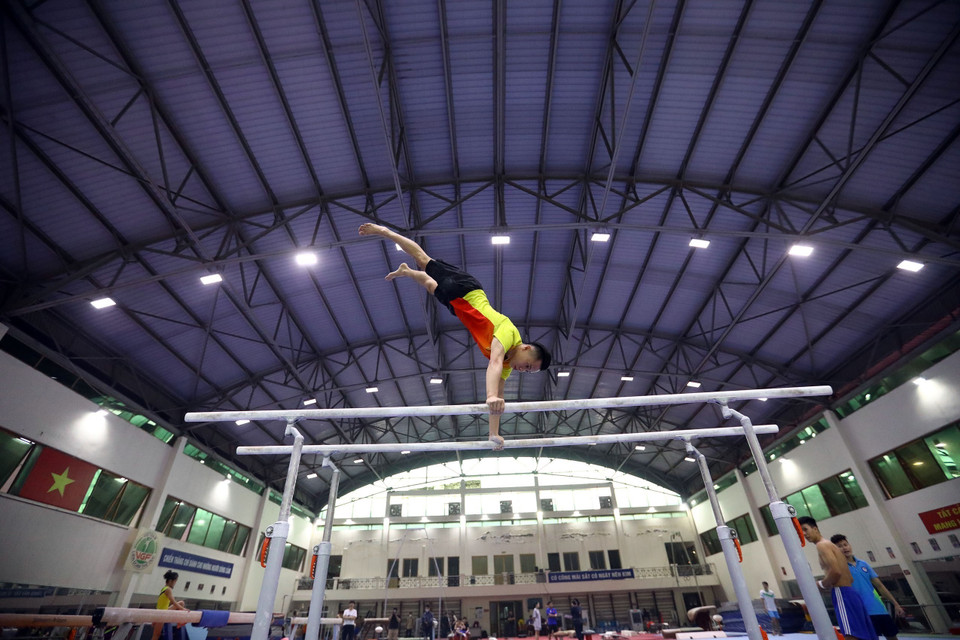 Vận động viên đội tuyển Thể dục dụng cụ tập luyện tại Trung tâm Huấn luyện Thể thao Quốc gia Hà Nội ngày 21/4. (Ảnh: Huy Hùng/TTXVN)