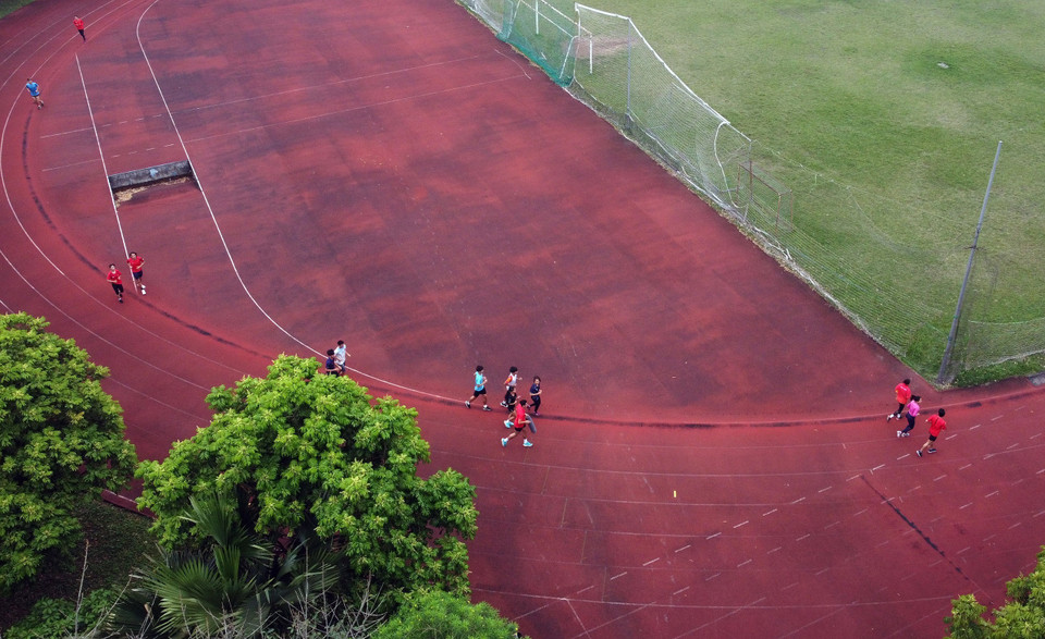 Các VĐV đội tuyển Điền kinh tập luyện tại Trung tâm Huấn luyện Thể thao Quốc gia Hà Nội ngày 21/4. (Ảnh: Huy Hùng/TTXVN)