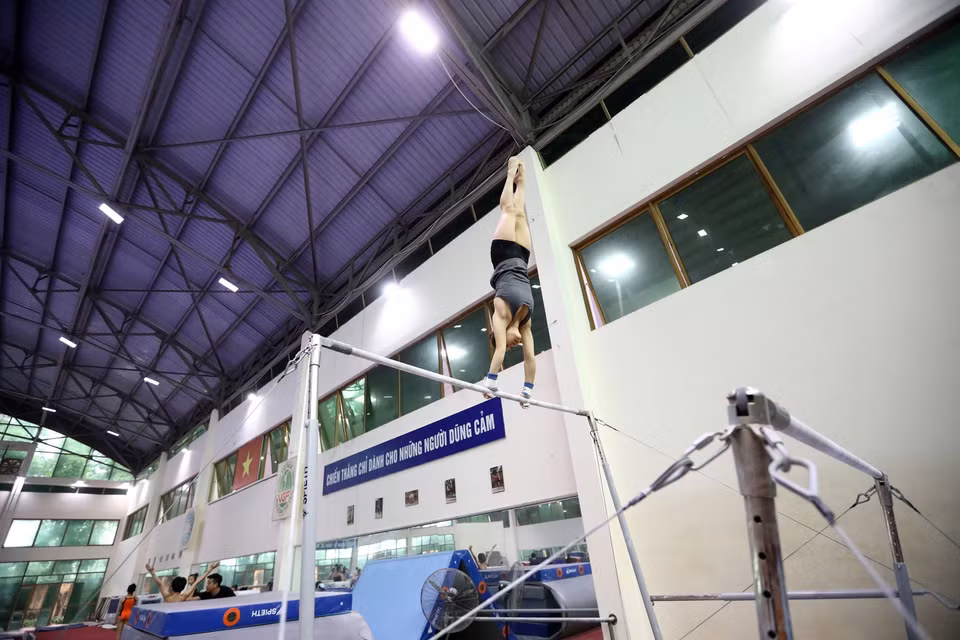 Các vận động tập luyện tại Trung tâm Huấn luyện Thể thao Quốc gia Hà Nội ngày 21/4. (Ảnh: Huy Hùng/TTXVN)