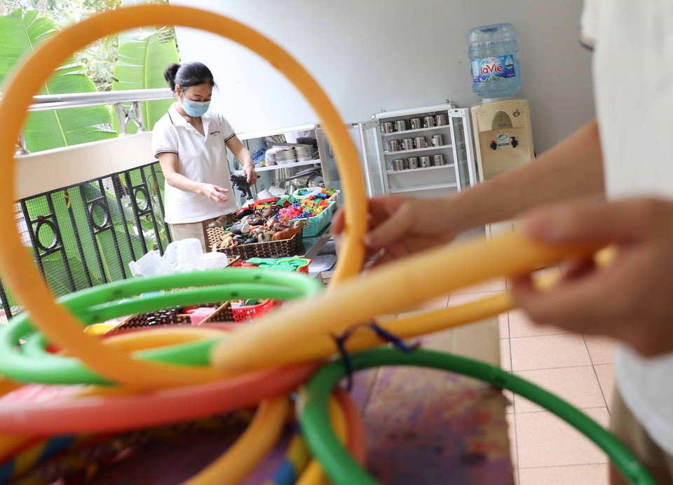 Đồ dùng dạy học, đồ chơi của trẻ đều được vệ sinh khử khuẩn, sắp xếp gọn gàng, sẵn sàng đón trẻ tới trường. (Ảnh: Thanh Tùng/TTXVN)