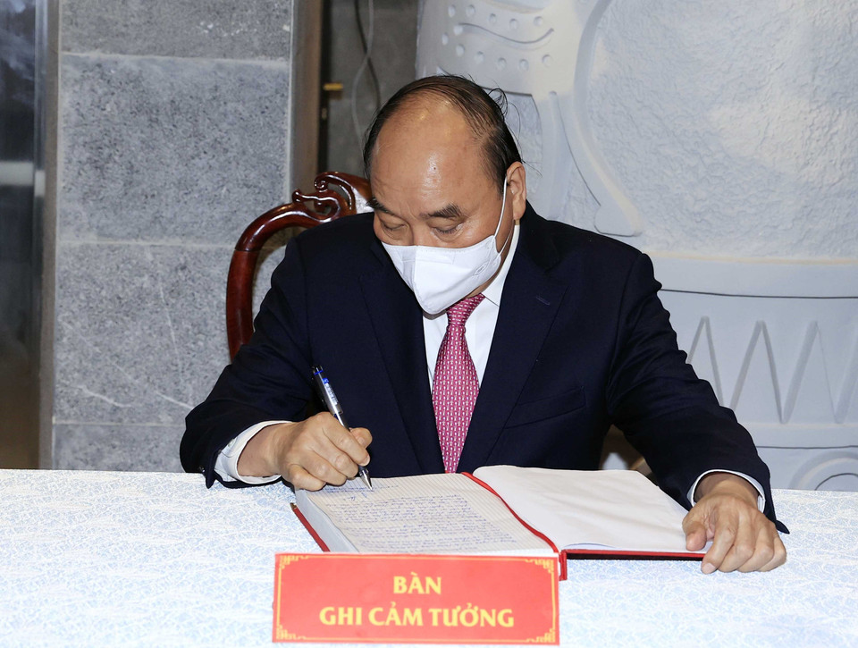 Chủ tịch nước Nguyễn Xuân Phúc ghi sổ lưu niệm tại Lễ khánh thành Đền thờ Vua Hùng ở thành phố Cần Thơ. (Ảnh: Thống Nhất/TTXVN)