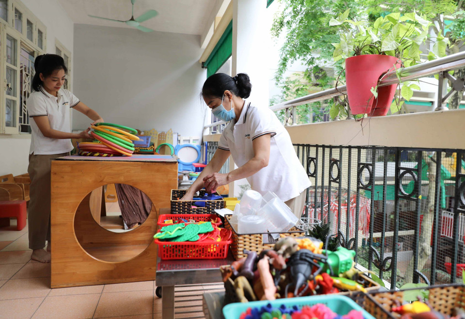 Đồ dùng dạy học, đồ chơi của trẻ đều được vệ sinh khử khuẩn, sắp xếp gọn gàng, sẵn sàng đón trẻ tới trường. (Ảnh: Thanh Tùng/TTXVN)