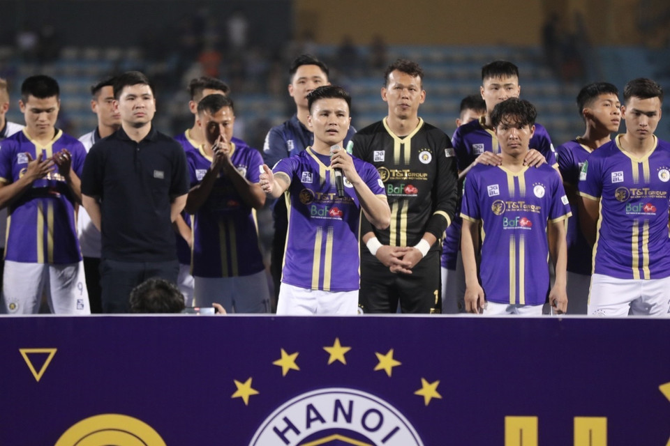 Quang Hải chia sẻ sau trận đấu cuối trong màu áo Câu lạc bộ Hà Nội tối 7/4/2022. (Ảnh: Minh Quyết/TTXVN)