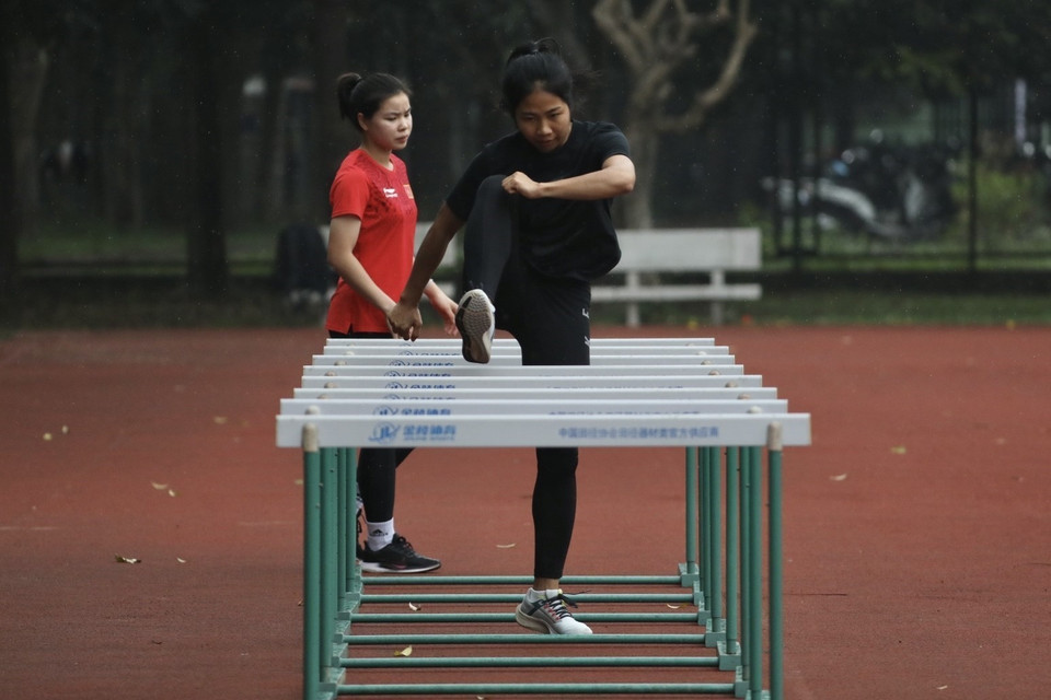 Các vận động viên khởi động trước khi vào tập luyện. (Ảnh: Minh Quyết/TTXVN)