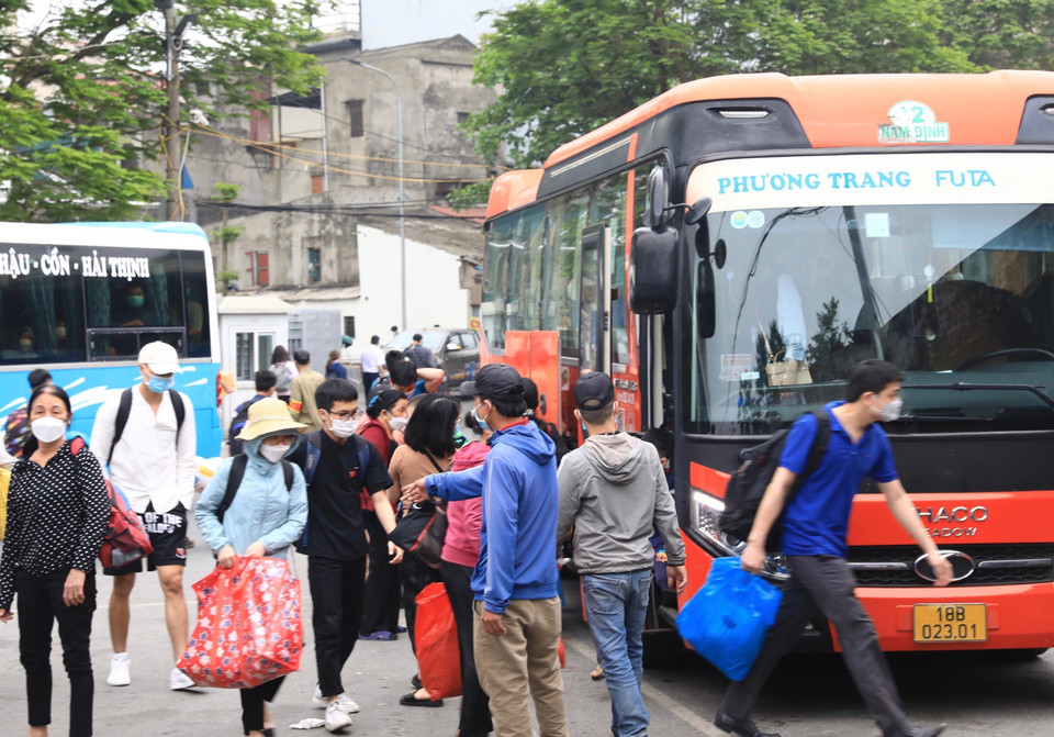 Bến xe Giáp Bát hoạt động liên tục để đón hơn 700 xe chở khách quay lại Hà Nội, kết thúc kỳ nghỉ lễ. (Ảnh: Hoàng Hiếu/TTXVN)