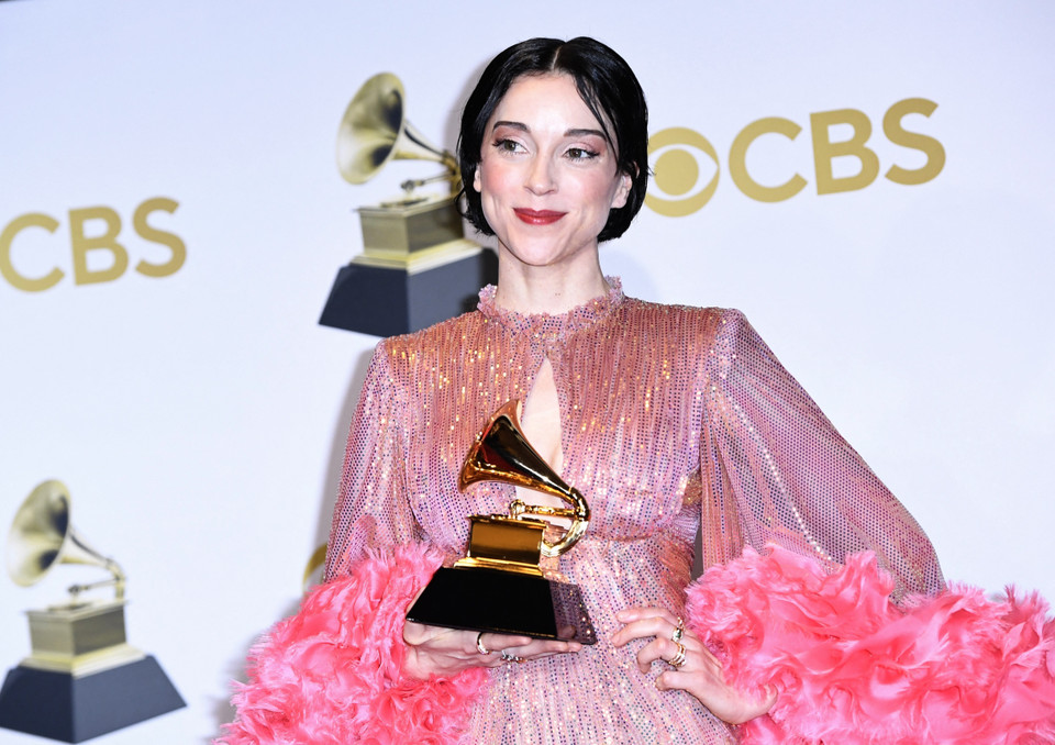 Album Alternative hay nhất thuộc về Daddy’s Home của St. Vincent tại Lễ trao giải Grammy 2022 ngày 3/4/2022. (Ảnh: AFP/TTXVN)