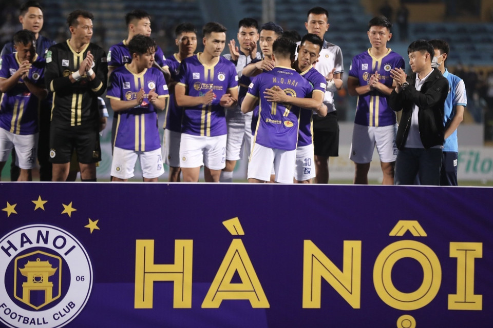 Quang Hải chia tay đồng đội sau trận đấu tối 7/4/2022. (Ảnh: Minh Quyết/TTXVN)