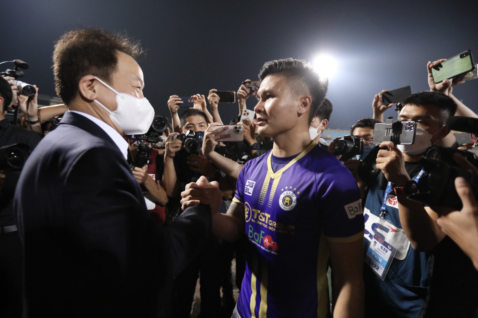 Quang Hải chia tay Bầu Hiển sau trận đấu. (Ảnh: Minh Quyết/TTXVN)