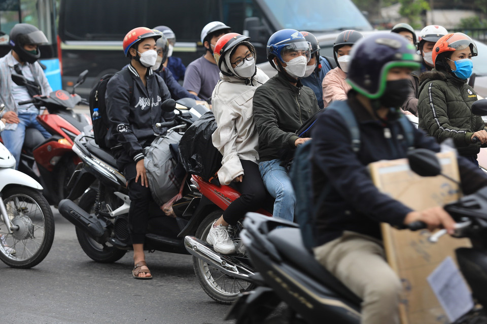 Người và phương tiện nườm nượp hướng từ Quốc lộ 1 vào cửa ngõ phía Nam Thủ đô. (Ảnh: Hoàng Hiếu/TTXVN)