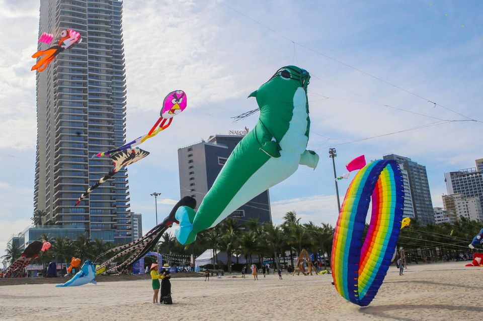 Tham gia chương trình có 6 nghệ nhân thuộc Câu lạc bộ Diều Sài Gòn hàng ngày trình diễn thả 50 con diều với đủ loại kích thước lớn, nhỏ là các mô hình diều chim, cá, hải cẩu, bạch tuộc, hình trái tim… (Ảnh: Trần Lê Lâm/TTXVN)