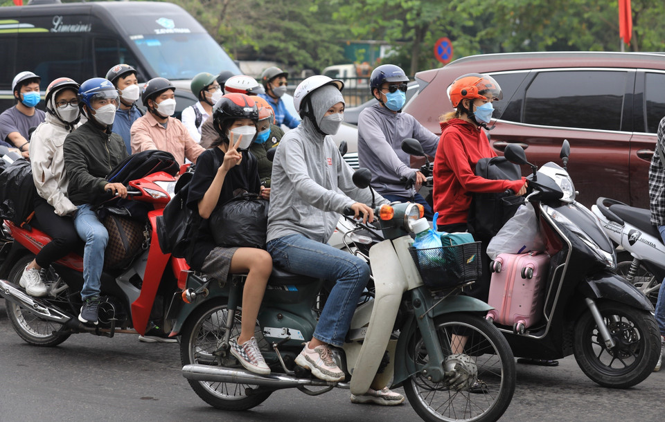 Người và phương tiện nườm nượp hướng từ Quốc lộ 1 vào cửa ngõ phía Nam Thủ đô. (Ảnh: Hoàng Hiếu/TTXVN)