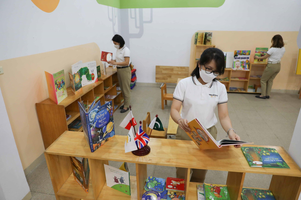 Các lớp học được sắp xếp gọn gàng, trang trí bắt mắt để chuẩn bị đón trẻ. (Ảnh: Thanh Tùng/TTXVN)