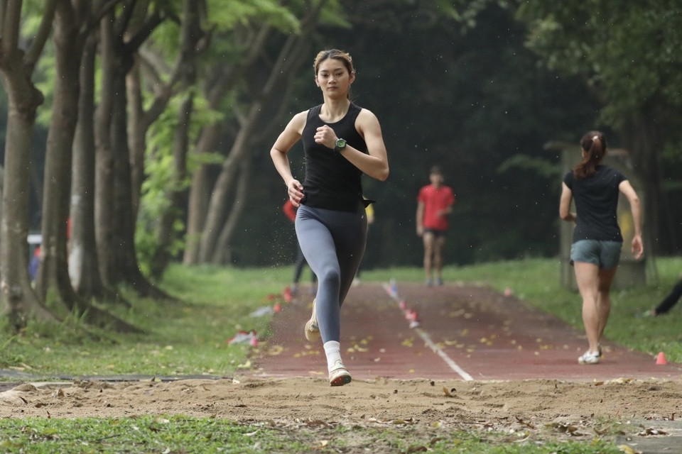 Các vận động viên nhảy xa luyện tập chuẩn bị cho SEA Games 31 sắp tới. (Ảnh: Minh Quyết/TTXVN)