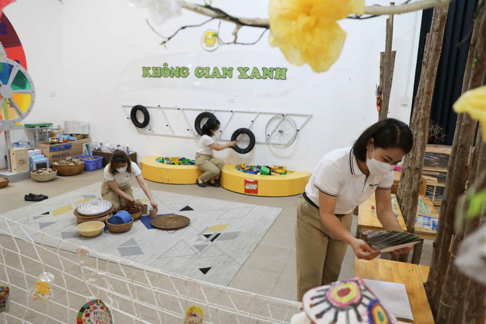 Các lớp học được sắp xếp gọn gàng, trang trí bắt mắt để chuẩn bị đón trẻ. (Ảnh: Thanh Tùng/TTXVN)