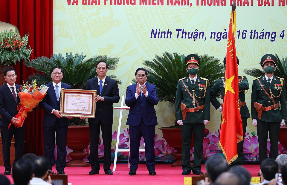 Thủ tướng Phạm Minh Chính trao Huân chương Lao động hạng Nhất của Chủ tịch nước tặng Đảng bộ, chính quyền và nhân dân tỉnh. (Ảnh: Dương Giang/TTXVN)