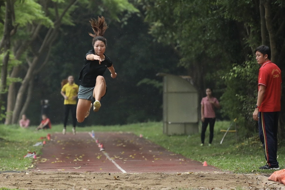 Vận động viên nhảy xa Bùi Thị Thu Thảo tập luyện chuẩn bị cho SEA Games 31 sắp tới. (Ảnh: Minh Quyết/TTXVN)