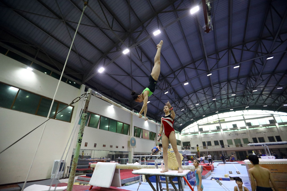 Đội tuyển Thể dục dụng cụ tập luyện tại Trung tâm Huấn luyện Thể thao Quốc gia Hà Nội. (Ảnh: Huy Hùng/TTXVN)