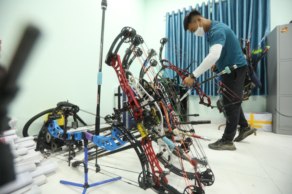 Cung thủ Nguyễn Minh Quý tham gia SEA Games 31 với nội dung cung 3 dây. (Ảnh: Minh Quyết/TTXVN)