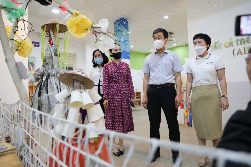 Sáng 11/4/2022, đoàn công tác của quận Hoàn Kiếm đã đến kiểm tra việc chuẩn bị đón học sinh đến trường tại 3 trường Mầm non chất lượng cao 20/10, trường Mẫu giáo Mầm non A, Mầm non Quang Trung. (Ảnh: Thanh Tùng/TTXVN)