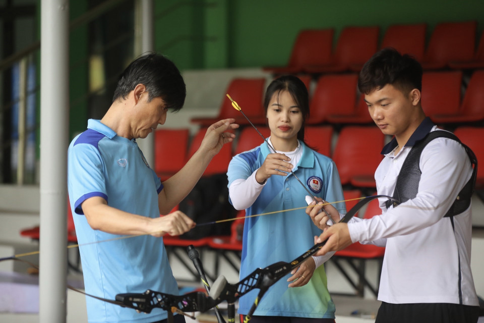 Các cung thủ làm quen thiết bị mới, hiện đại với sự giám sát, hỗ trợ của đội ngũ chuyên gia. (Ảnh: Minh Quyết/TTXVN)