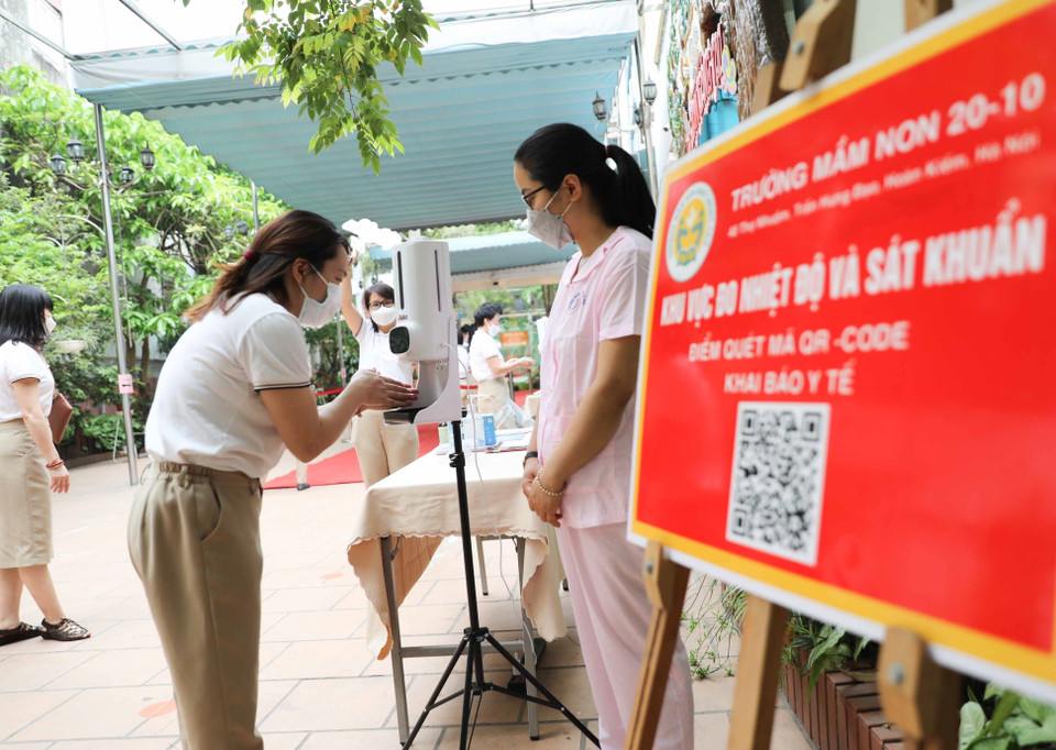 Các trường Mầm non thuộc quận Hoàn Kiếm hoàn thành việc xây dựng kế hoạch, thời khóa biểu, bố trí cơ sở vật chất phù hợp, vệ sinh khử khuẩn trường lớp, tăng cường các biện pháp đảm bảo phòng chống dịch... (Ảnh: Thanh Tùng/TTXVN)