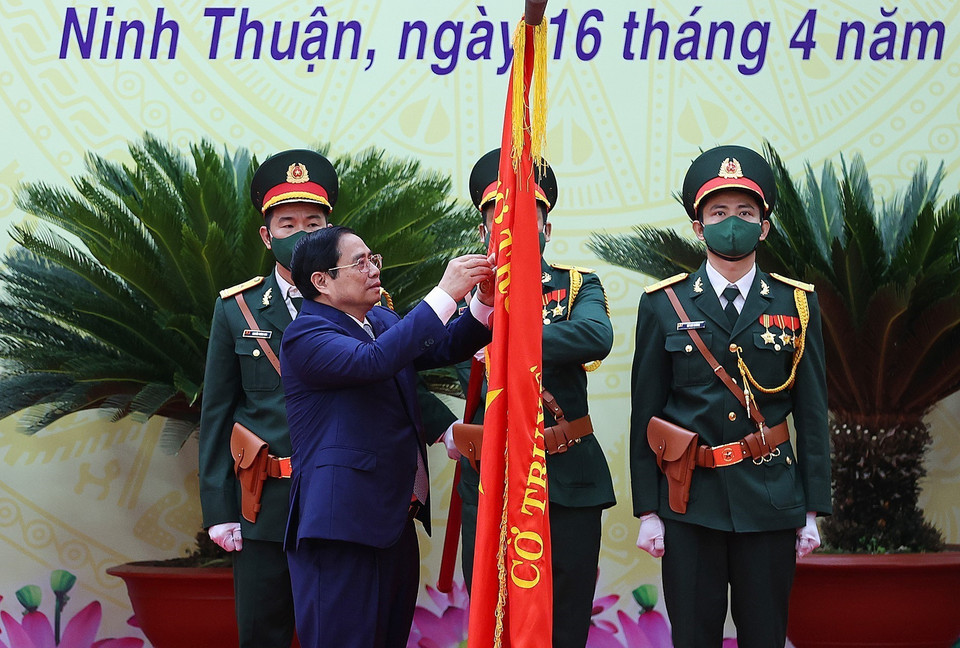 Thủ tướng trao Huân chương Lao động hạng Nhất của Chủ tịch nước tặng Đảng bộ, chính quyền và nhân dân tỉnh Ninh Thuận. (Ảnh: Dương Giang/TTXVN)