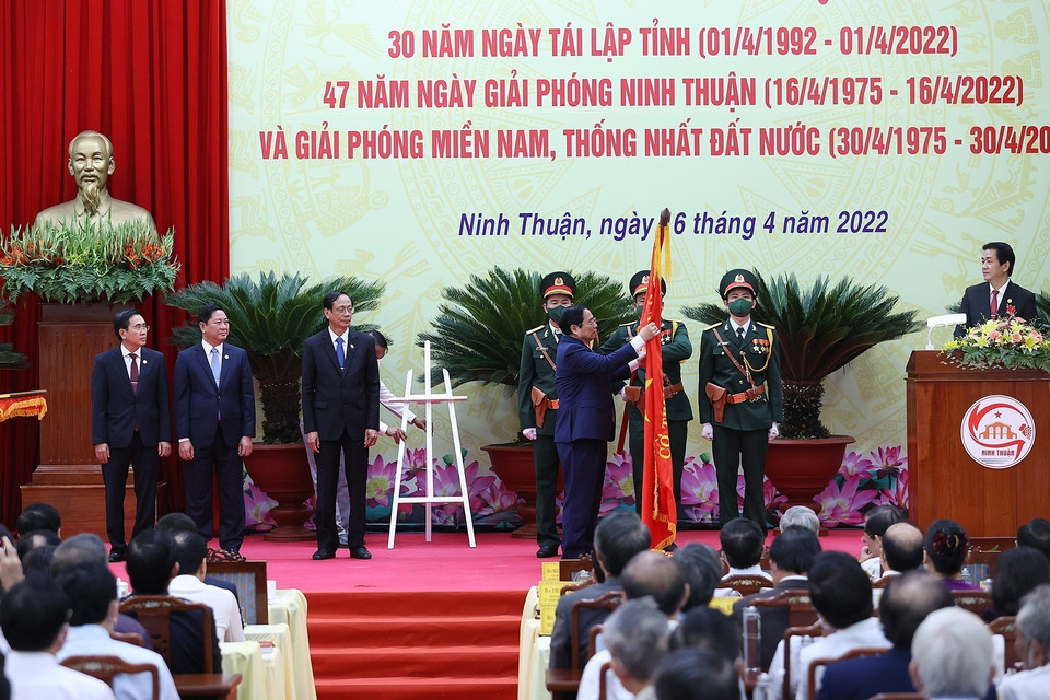 Thủ tướng Phạm Minh Chính trao Huân chương Lao động hạng Nhất của Chủ tịch nước tặng Đảng bộ, chính quyền và nhân dân tỉnh Ninh Thuận. (Ảnh: Dương Giang/TTXVN)